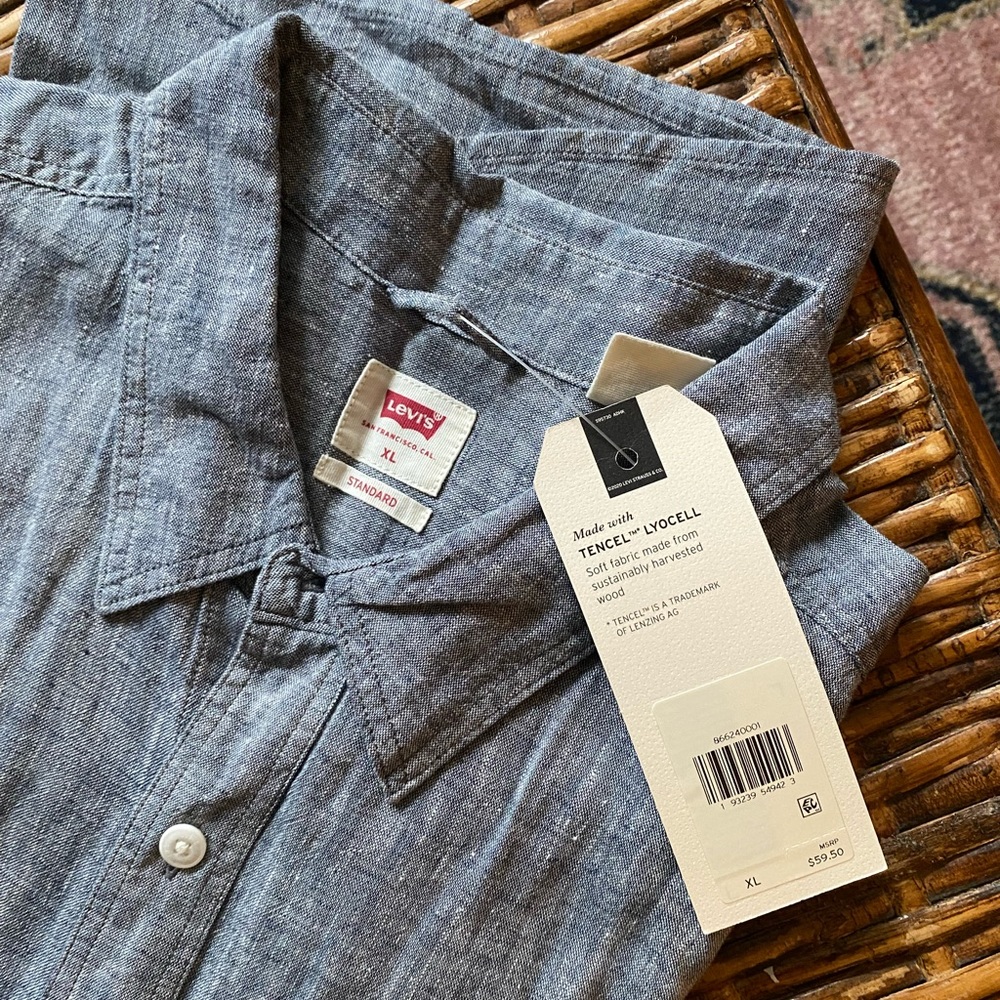 NWT Levi’s Standard Fit Chambray Short sleeve Button Down Shirt